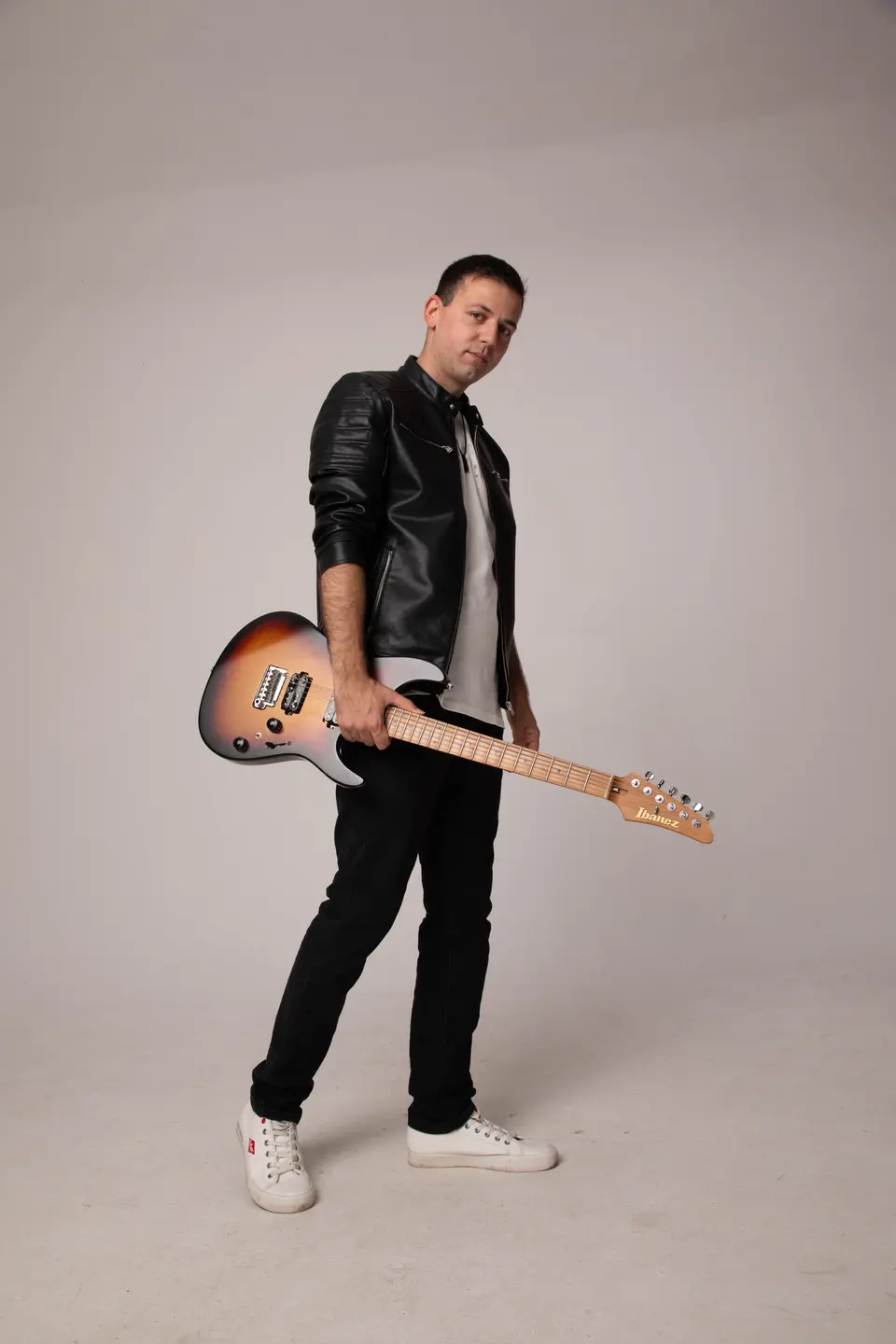 Христо Нейчев с електрическа китара / Hristo Neychev with an electric guitar