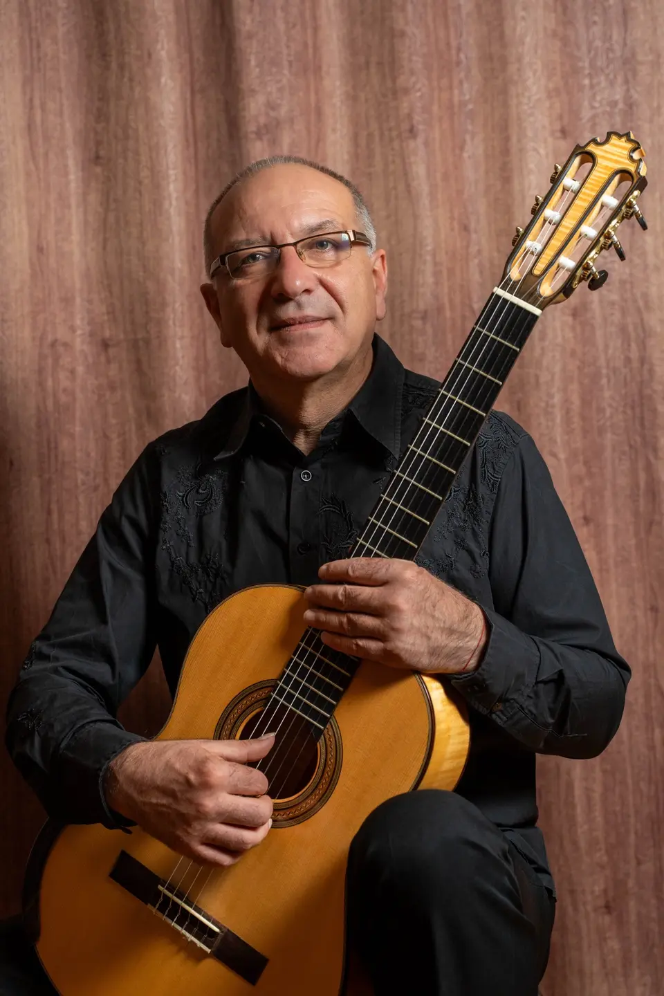 Севдалин Стефанов с класическа китара / Sevdalin Stefanov with a classical guitar