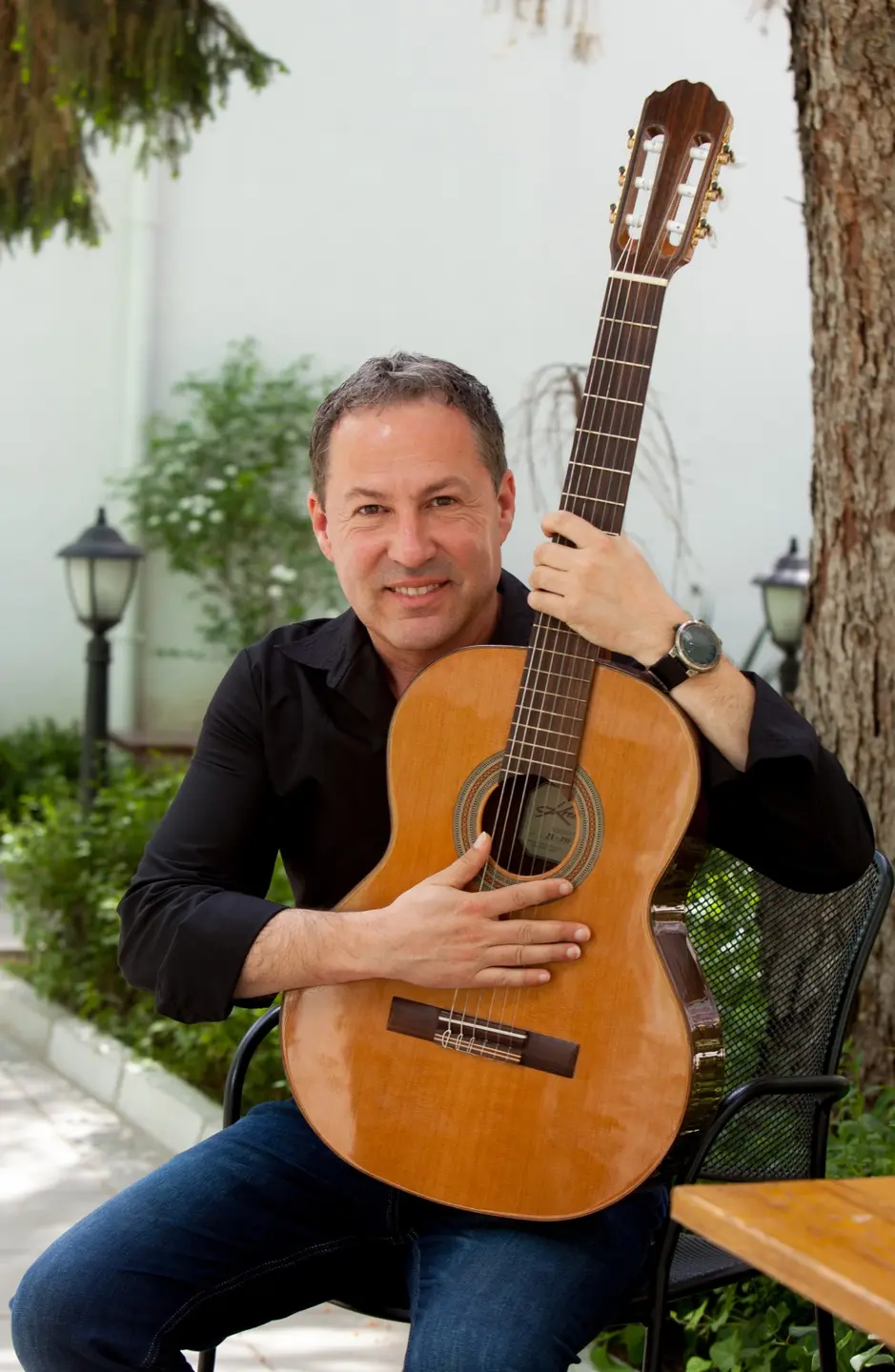 Станимир Станимиров с класическа китара / Stanimir Stanimirov with a classical guitar